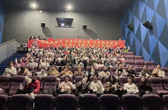 春光與你們都是這世界最好的風(fēng)景，節(jié)日快樂！